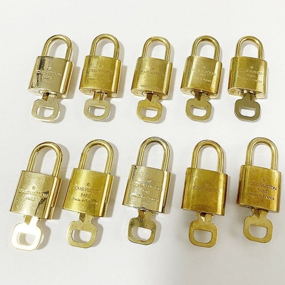 LOUIS VUITTON LV 10 SET PADLOCK KEY CHARM CADENA GOLD-PLATED FRANCE 35MS991 - Picture 2 of 4